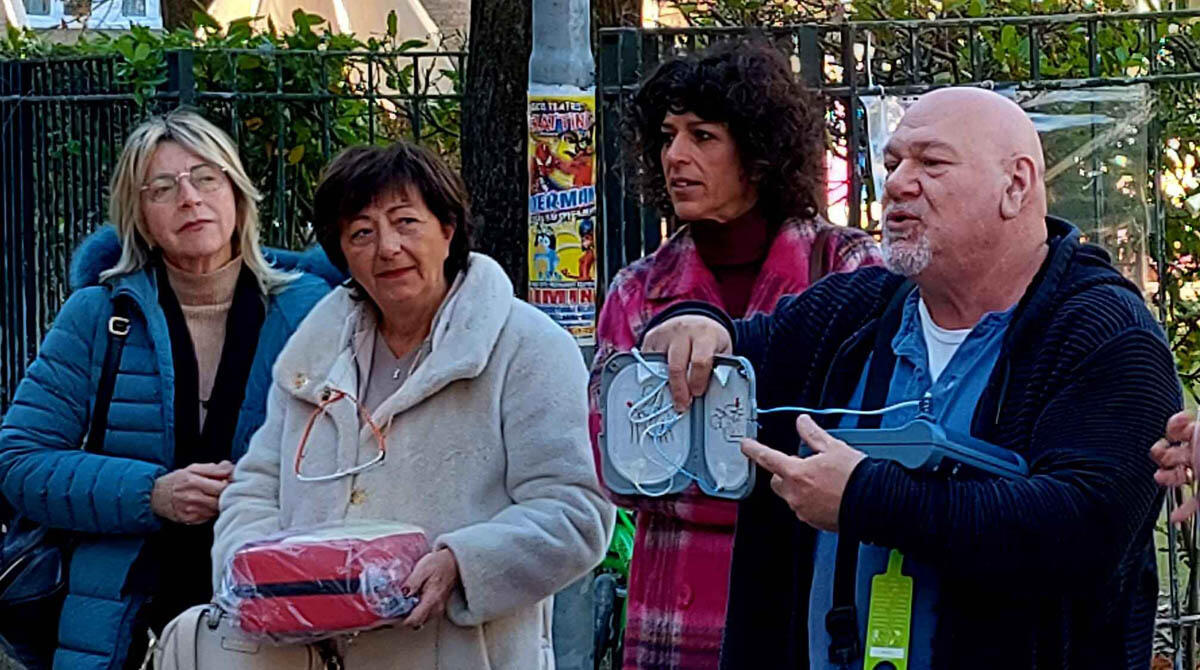 L'associazione nata per ricordare la piccola Chiara dona un defibrillatore all'Ina Casa - 