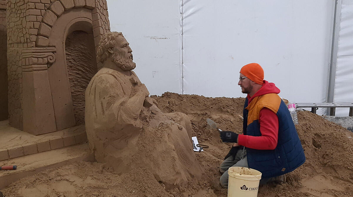 Presepe di sabbia sulla spiaggia di Rimini, ci siamo quasi - Comincia a prendere forma il presepe di sabbia sulla spiaggia libera di Marina Centro