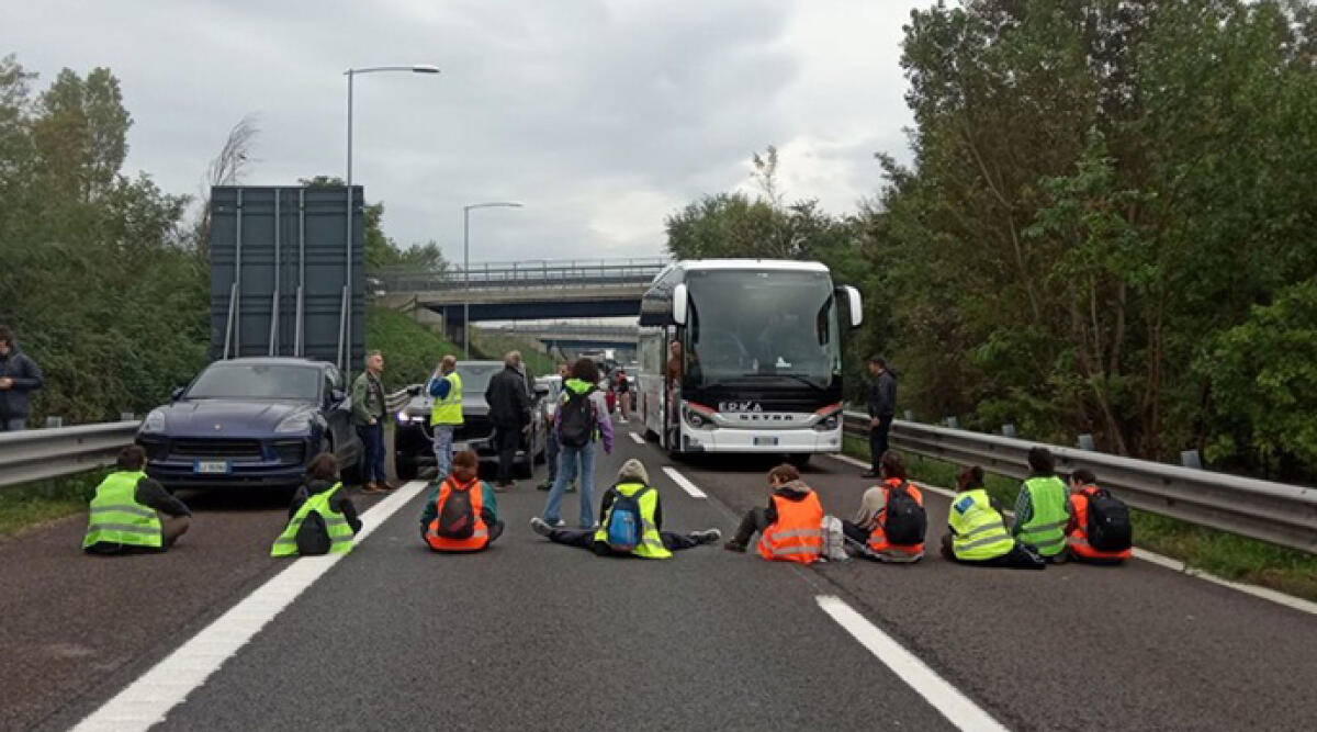 Attivisti ultima generazione bloccano tangenziale Bologna - Foto Ansa