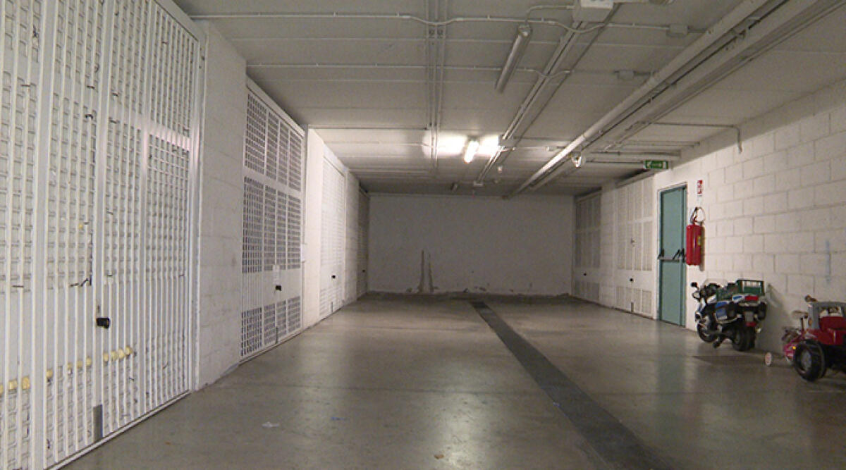 Uccisa a Rimini, la squadra mobile sulle tracce dell'assassino: interrogato l'amico intimo - Nuovo sopralluogo della polizia nei garage