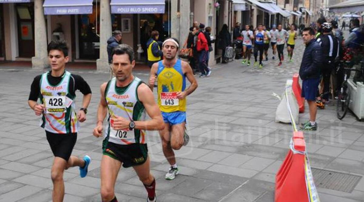 Corsa dei Becchi, il centro storico di Santarcangelo vive una grande giornata di sport: come cambia la viabilità - Un momento di una precedente edizione della Corsa dei becchi