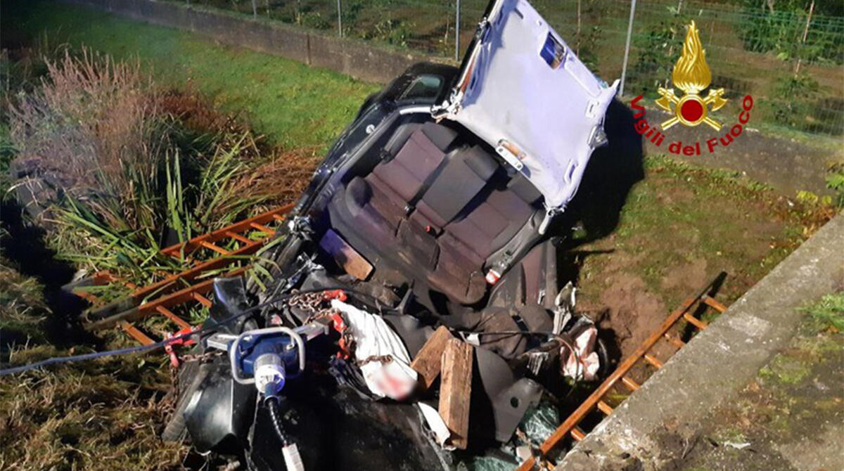 Auto fuori strada, muore giovane residente a Bellaria - L'auto dopo il sinistro