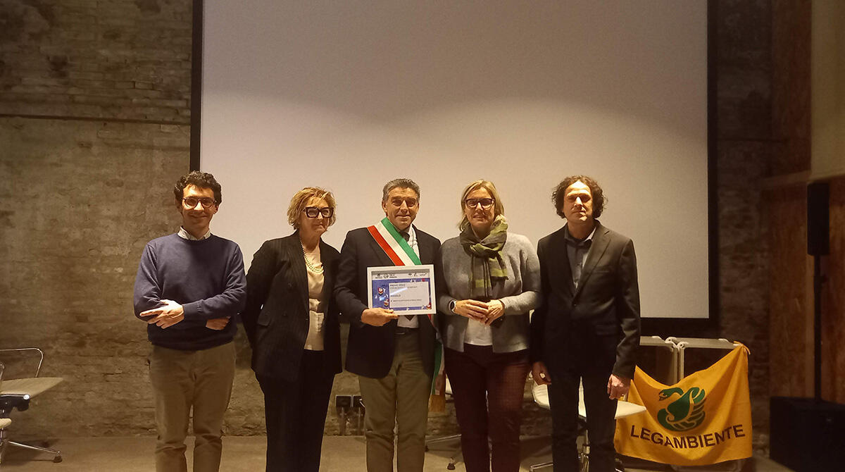 Legambiente premia Maiolo, un comune "riciclone" - L'amministrazione comunale di Maiolo riceve il premio di Legambiente