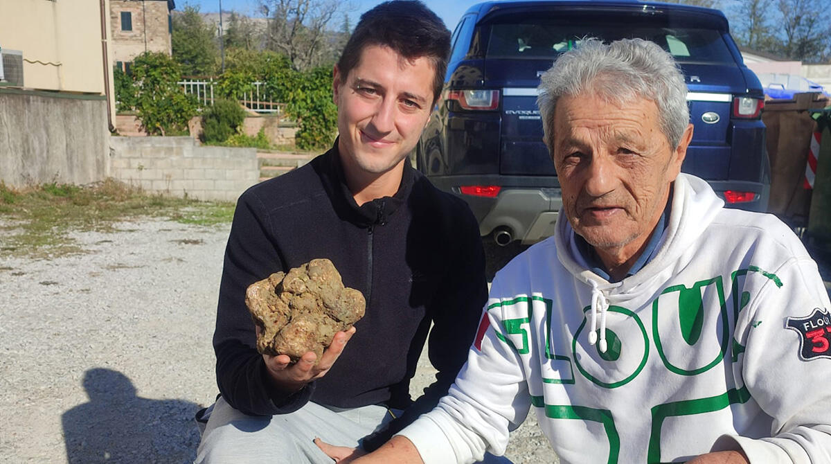 Due riminesi scoprono un tartufo bianco gigante da oltre 600 grammi - I cavatori Elia Fabbri e Benito Magnani
