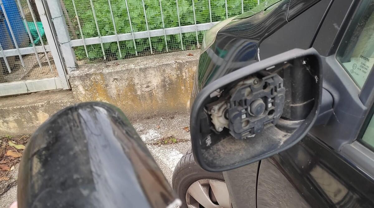 Vandali in azione: raffica di specchietti auto distrutti nella notte - Uno degli specchietti rotti dai vandali - immagine dalla pagina Facebook di Sant'Andrea in Casale