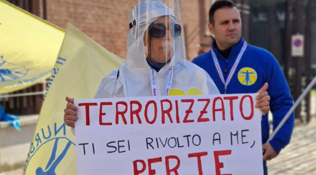 Emergenza nel settore sanitario: a Rimini il grido d'allarme del Sindacato - Due scioperanti con i cartelli, ieri mattina in centro storico