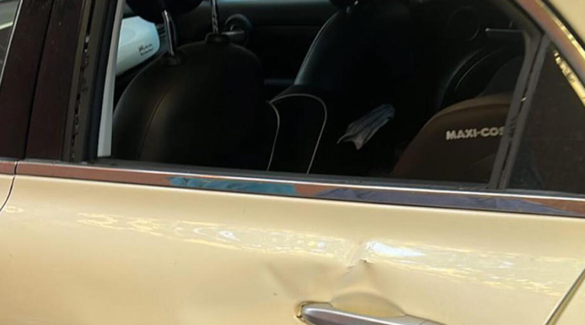 Terrore per Sara Venerucci: dopo un incidente evitato, un uomo tenta di aggredirla - L’auto colpita dall’umo che ha inseguito Sara Venerucci