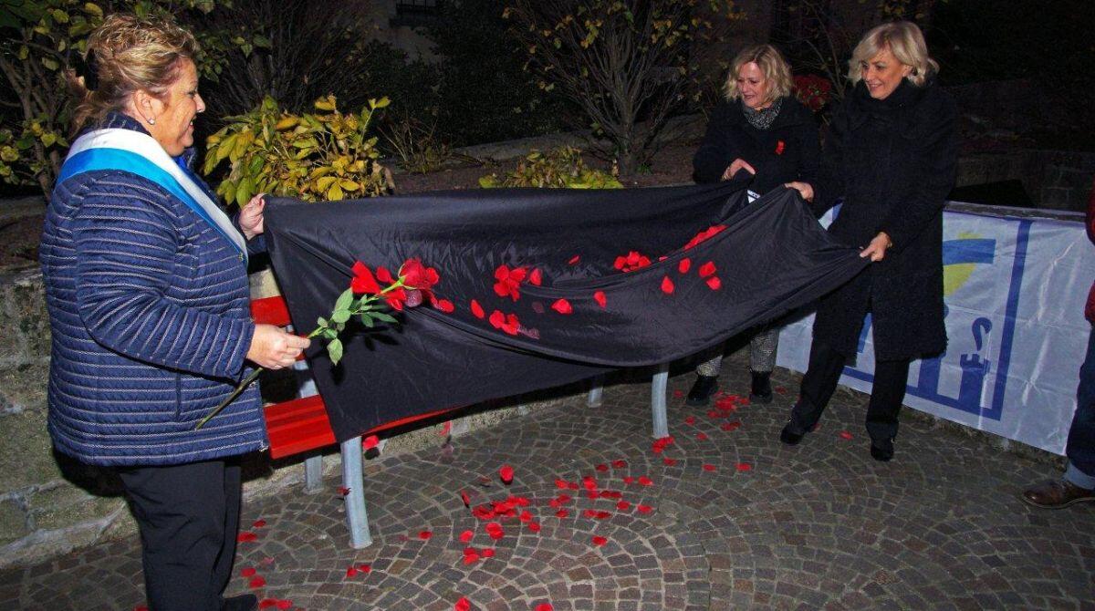 San Marino, inaugurate due nuove Panchine Rosse a Borgo Maggiore - Inaugurazione delle Panchine Rosse