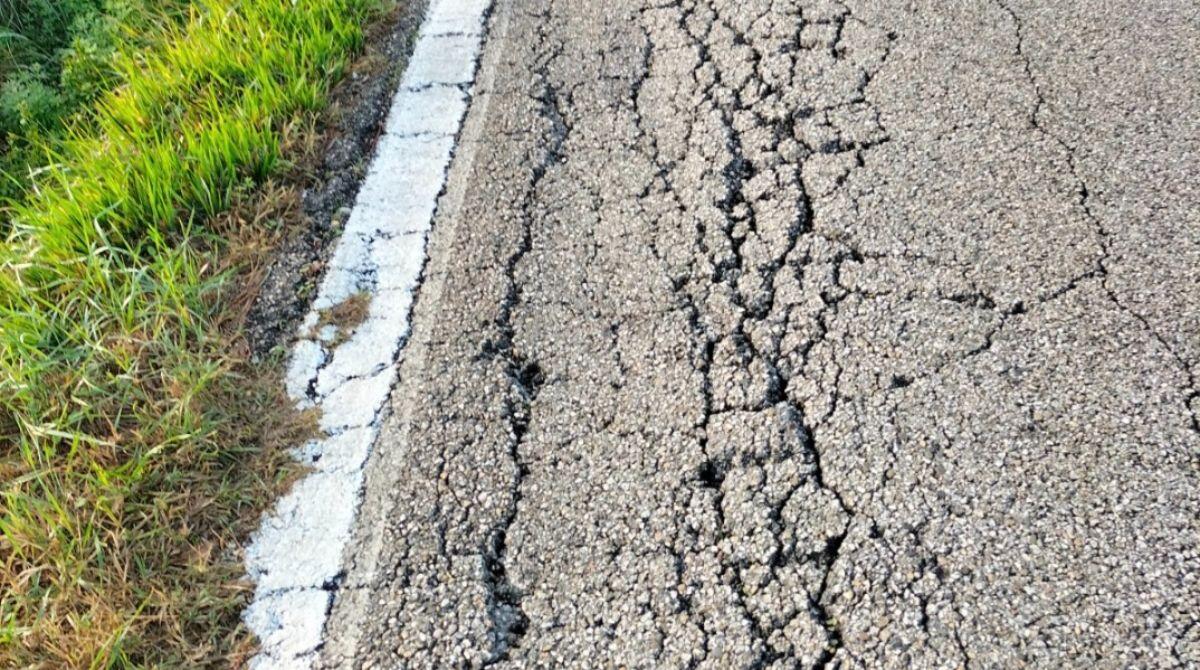 Via Celli a Viserba: "manto stradale devastato" interrogazione in Consiglio comunale - Una parte della strada di via Celli