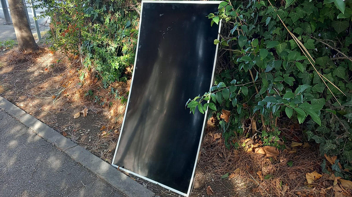 Insolito abbandono: un televisore nei pressi dell'Ex Nuova Questura - La foto scattata da un lettore di altarimini