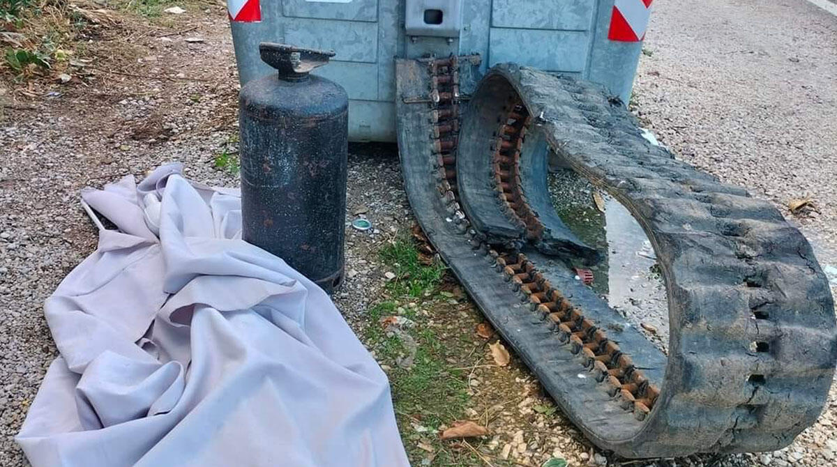 Cassonetto-discarica: un cingolo di trattore e una bombola di Gpl abbandonati a bordo strada - I rifiuti abbandonati a Santarcangelo di Romagna
