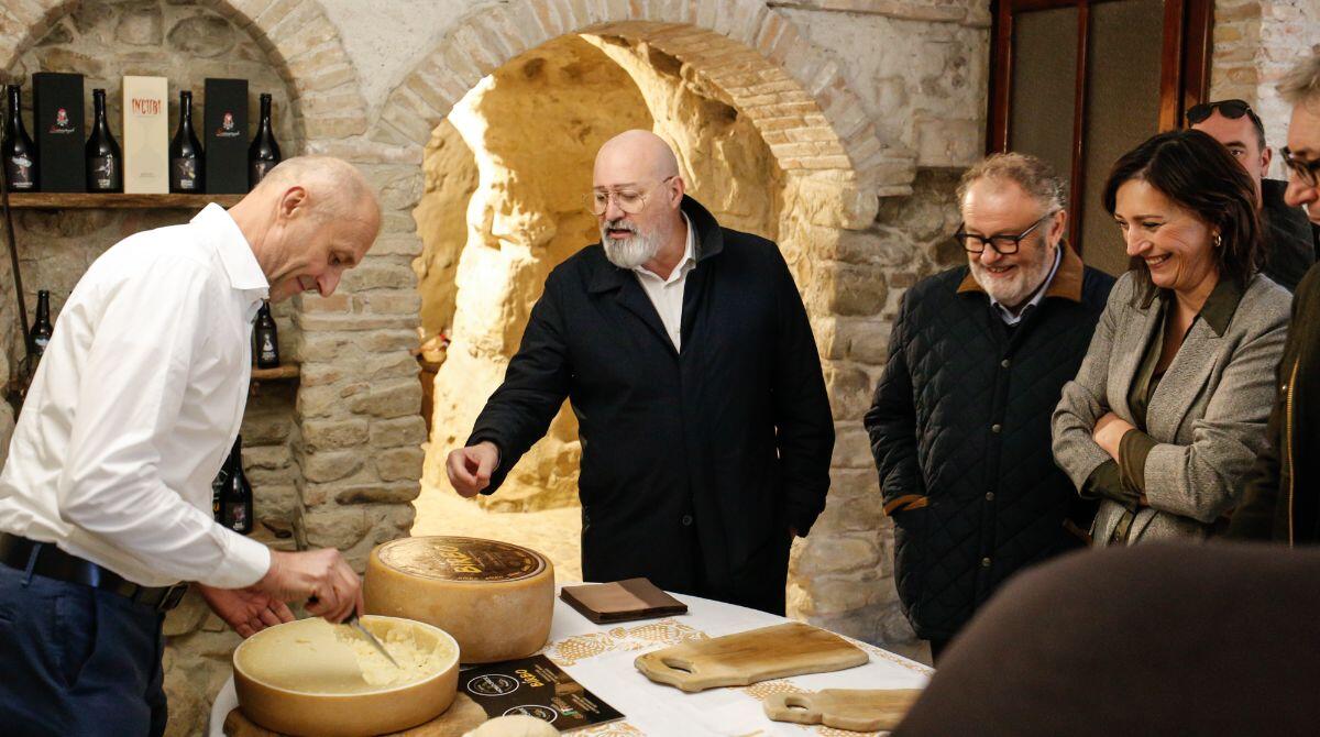 Fiera del Formaggio di Fossa: a Sogliano tutto pronto per un finale in grande stile - Il presidente della Regione Bonaccini accolto dalla Sindaca Tania Bocchini alla Fiera