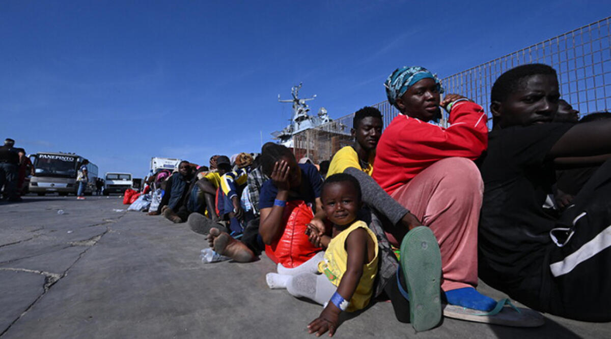 Migranti in arrivo al porto di Ravenna, accolti anche a Rimini - Foto Ansa