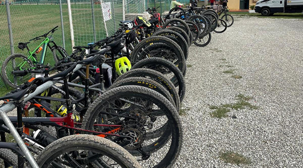 Grande successo con 450 partecipanti per il primo cicloraduno 'La Presa della Fortezza' - Le bici al centro sportivo di Pietracuta. Foto dalla pagina facebook Bike Valley School & Tour