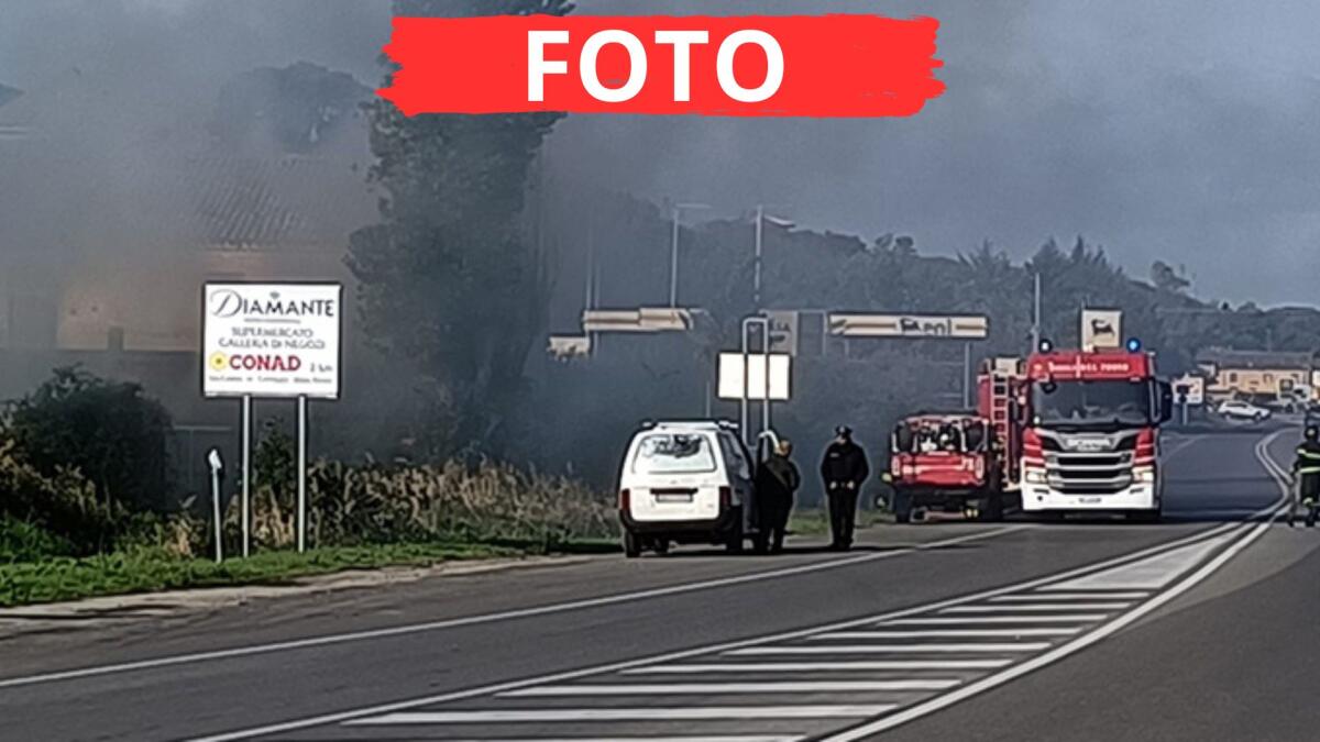 Misano, fiamme in una abitazione: chiuso un tratto della statale 16 - L' incendio sull'Adriatica. Foto Ballante
