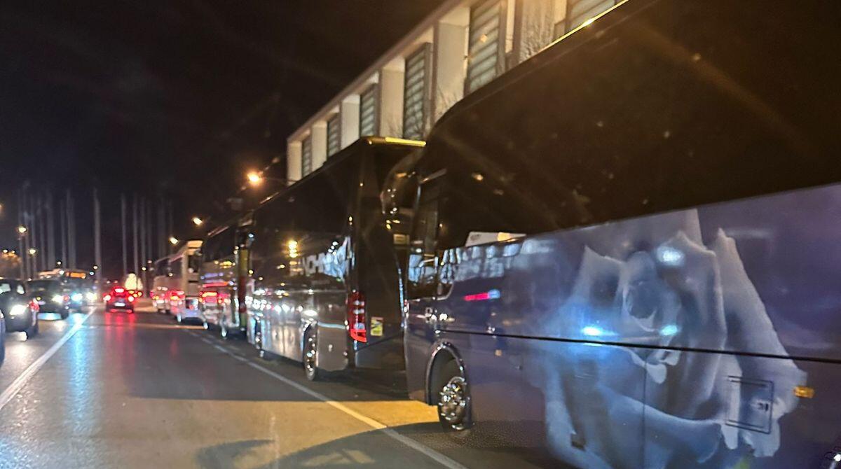 Bus parcheggiati in via della Fiera: "intralciano il traffico già congestionato". La segnalazione - 