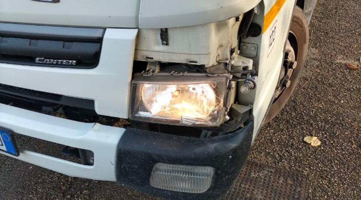Sicurezza stradale in via Celli: furgone colpisce auto parcheggiata. Residenti chiedono interventi urgenti - Uno dei mezzi coinvolti nell'incidente