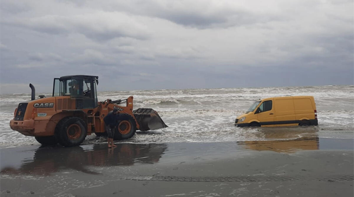 Insolito avvistamento, furgone trovato in mare a Igea Marina. 400 euro di sanzione - Il furgone finito in mezzo al mare a Igea Marina