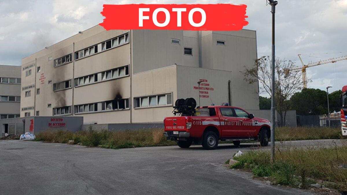 Improvviso incendio nell’ex Nuova Questura di Rimini - Le fiamme si sono sviluppate in più parti della struttura