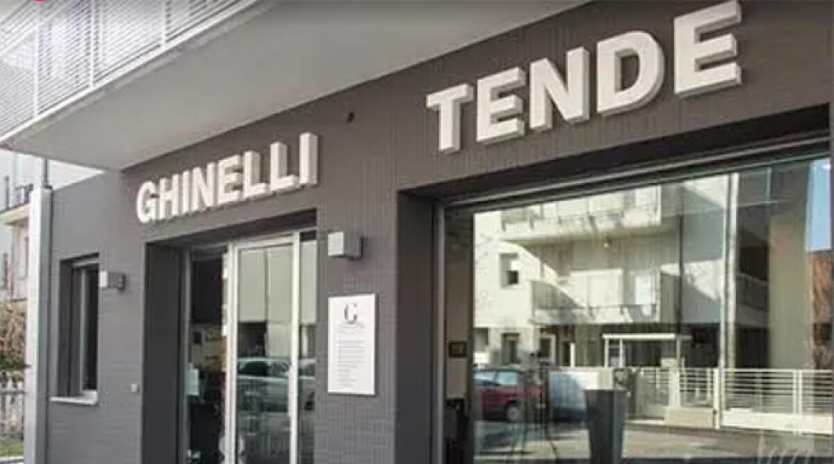 Gli inizi da fabbro, l'evoluta storia di Ghinelli Tende: da artigiani a commercianti del tessuto - L'esterno del negozio