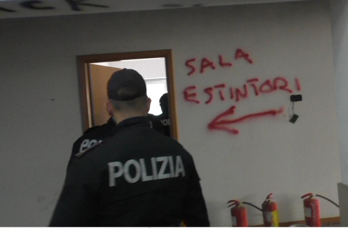 Grave degrado: 6 persone sorprese a bivaccare nell'Area 'Ex Dama'. Tutti denunciati - Operazione antidegrado della Polizia presso il capannone dismesso nell'area ex Dama