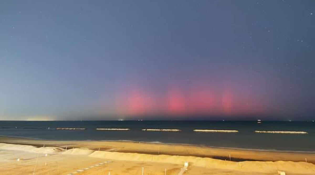 Notte di spettacolo, l’aurora boreale vista anche nel riminese - Una foto sul profilo social di Lella Grazia presso Rimini