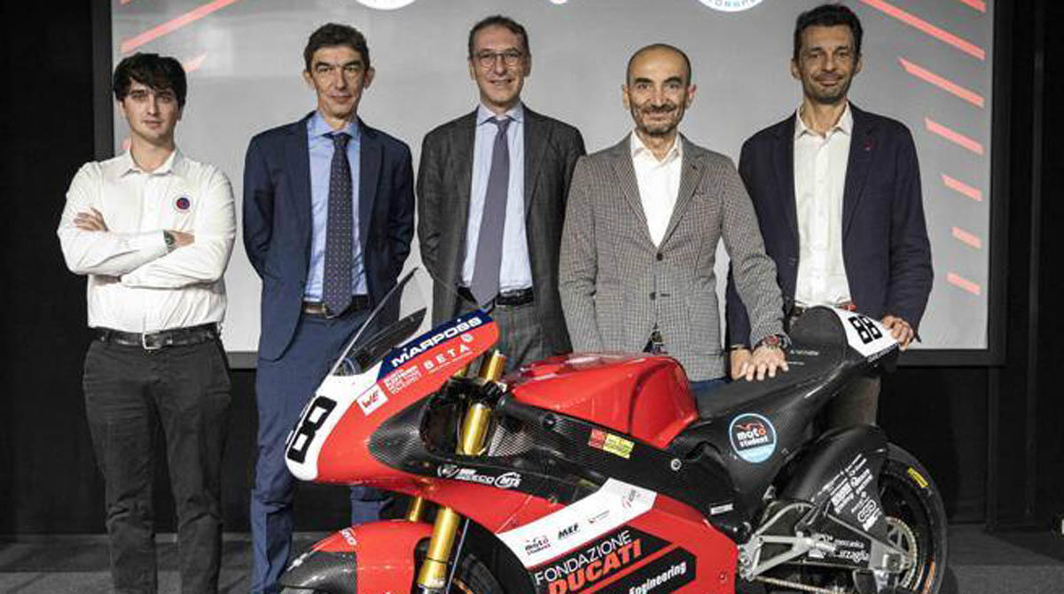 Ducati vince con la moto del futuro: tra i progettisti anche il verucchiese Davide Bertozzi - Davide Bertozzi con i vertici Ducati