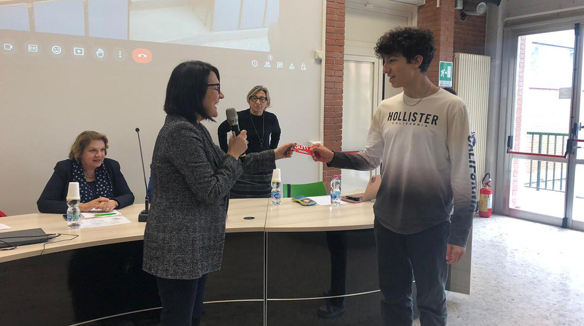 Studenti contro le mafie: i ragazzi dell'Einstein nominati ambasciatori di legalità - Emma Petitti consegna la card della legalità agli studenti del Liceo Einstein di Rimini