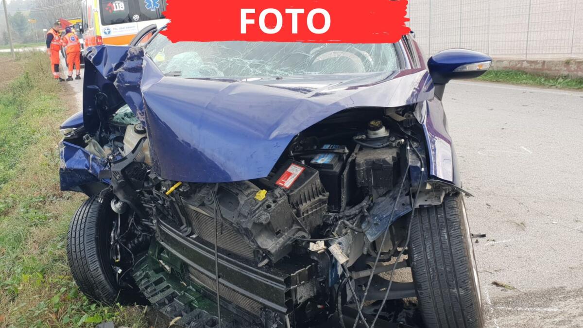 Riccione, si addormenta al volante e si schianta contro un muro. Donna in ospedale - Donna perde il controllo dell'auto a causa del sonno