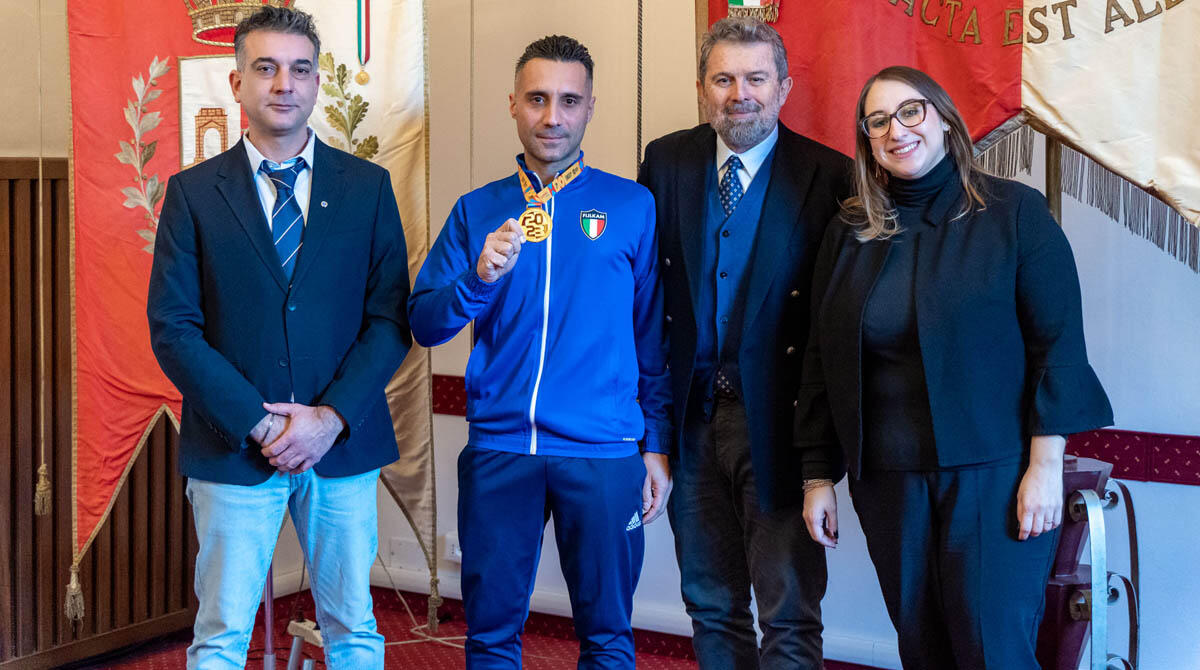 Manuel Cunti vince gli Open di karate nella categoria master: accolto con gli onori dalla giunta - Manuel Cunti ricevuto in municipio