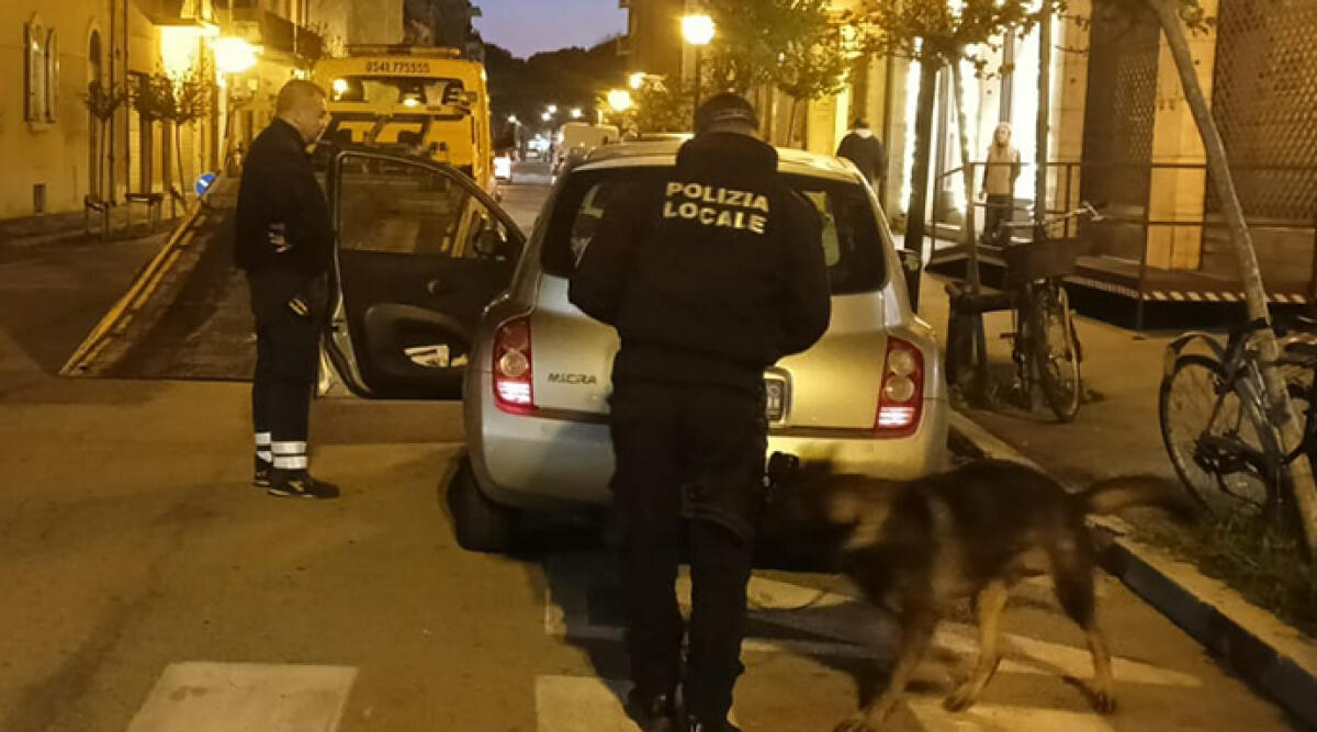 Senza patente e assicurazione: dichiara di essere in viaggio verso la scuola guida. Multa di 5100 euro - L'auto fermata dagli agenti