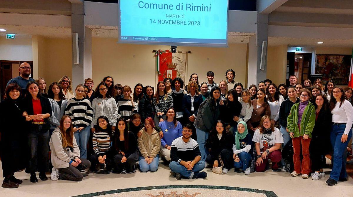 Studenti riminesi e tedeschi uniscono le forze per il benessere e l'inclusione scolastica - Gli studenti in visita al consiglio comunale