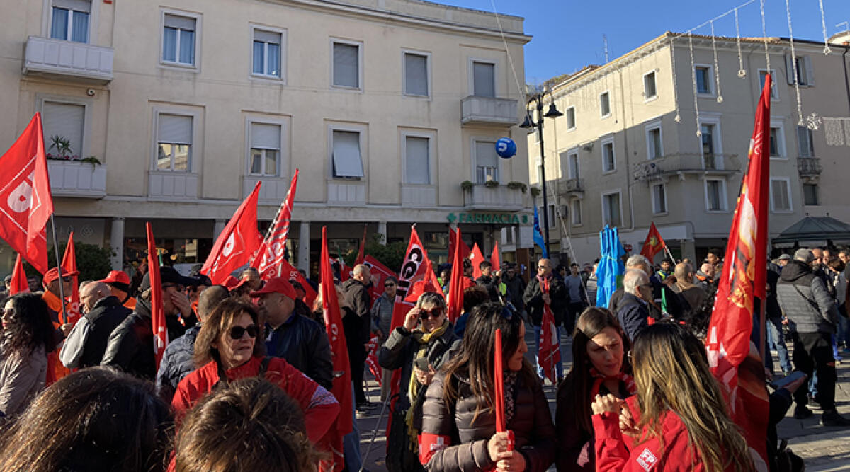 Protesta sindacale: migliaia in corteo a Rimini contro la manovra - La protesta in Piazza Tre Martiri