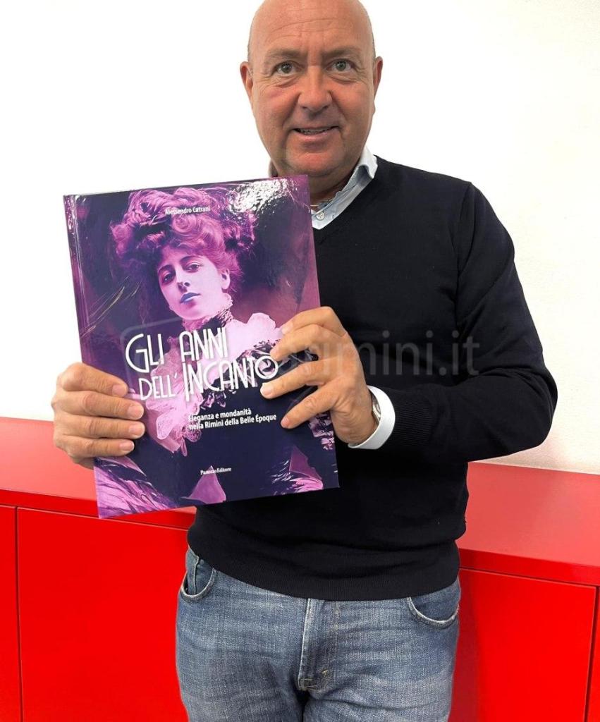 L’avvocato Catrani con il volume