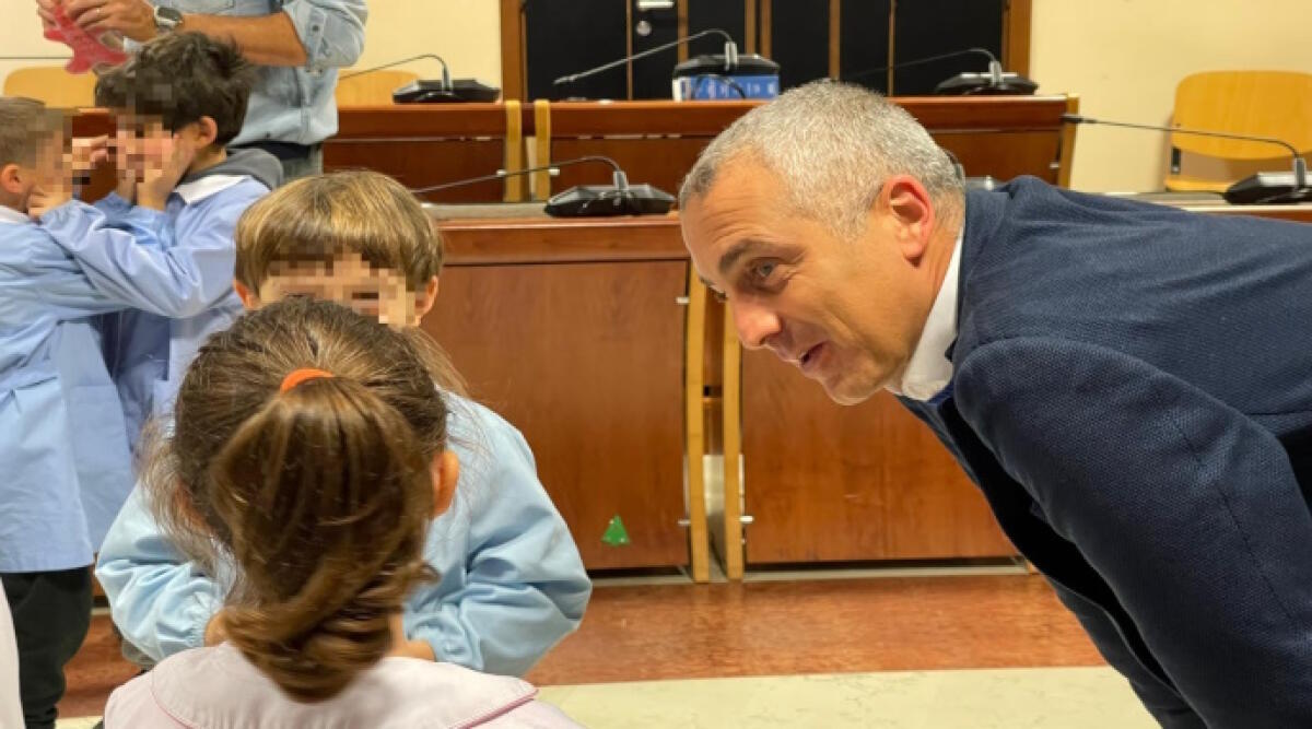 La Sala del Consiglio comunale decorata dagli addobbi natalizi dei piccoli alunni delle scuole elementari Maestre Pie - Il sindaco Sadegholvaad con alcuni alunni