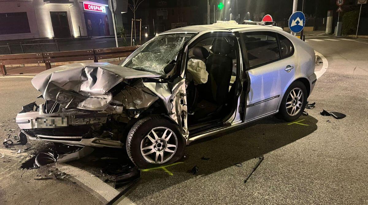Va dritto sulla rotonda, la conducente resta incastrata nell'auto - L'auto incidentata
