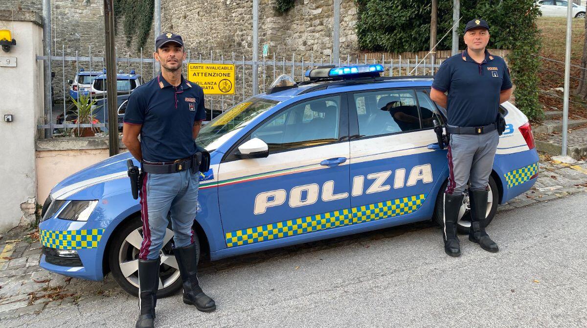 Un reparto d'eccellenza: la Polizia Stradale di Novafeltria evita ancora una volta il peggio - I due agenti della Polstrada di Novafeltria