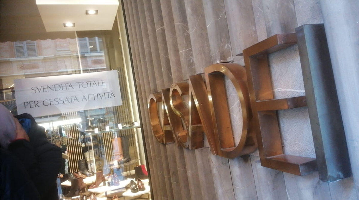 Casadei abbassa la serranda: chiude dopo 41 anni a Rimini lo storico negozio di calzature - 