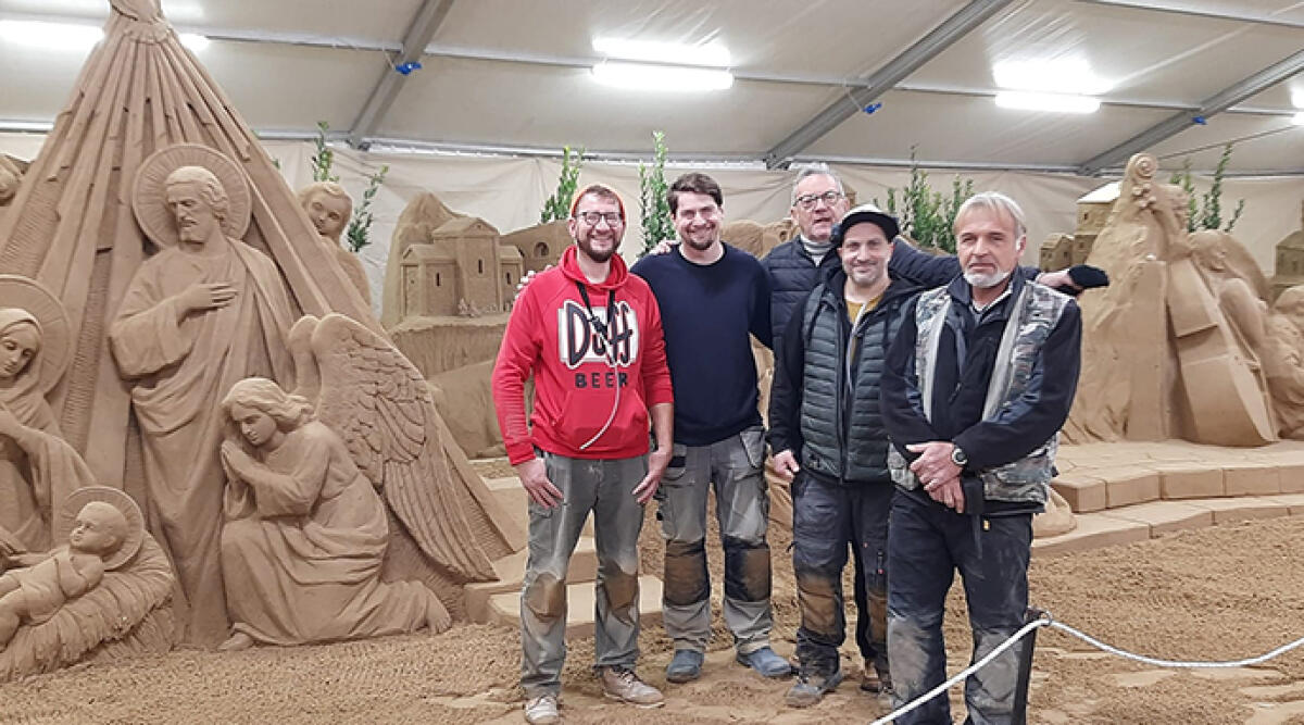 Tanti curiosi per vedere gli artisti della sabbia all’opera con gli ultimi dettagli del presepe al porto di Rimini - Gli artisti della sabbia