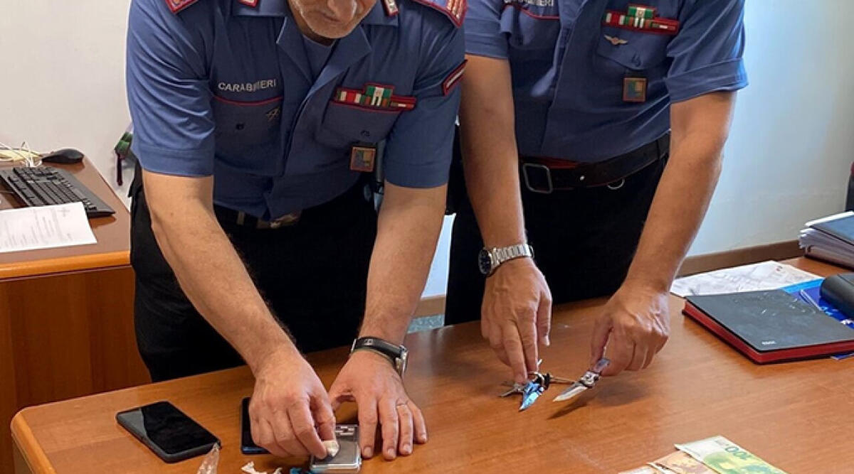 Viavai dall'appartamento sospetto, in casa trovati droga e contanti. Tre giovani arrestati - Foto di repertorio