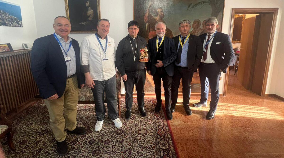 La statuina del "vasaio" per il presepe del Vescovo: il dono di Confartigianato e Coldiretti Rimini -