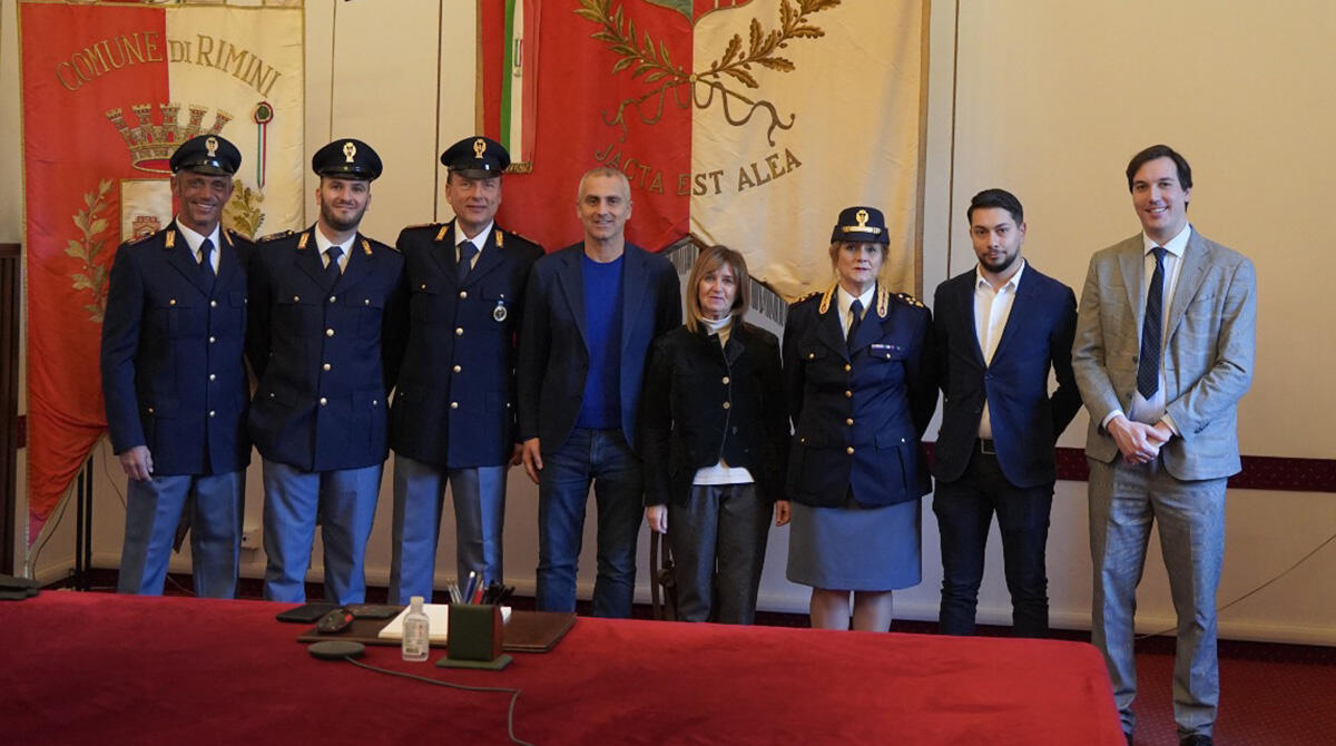 Salvarono la vita a una persona che stava soffocando: premiati i 3 agenti eroi - La premiazione in Sala Giunta per gli agenti Polfer Montebello, Cervetti e La Terza