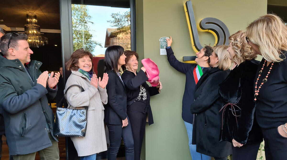 Stile e Qualità dal 1960: la Biagetti di Santarcangelo diventa Bottega Storica - La sindaca Parma svela la targa di Bottega Storica conferita alla Biagetti Snc