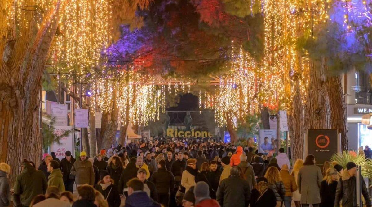 Sosta gratis per Natale in alcune zone del centro di Riccione dal lunedì al giovedì - Viale Ceccarini - foto Casalboni