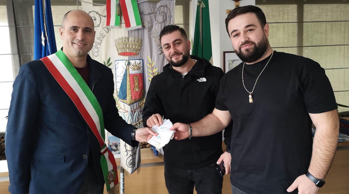Solidarietà natalizia: donano 1500 euro di buoni pasto per le famiglie in difficoltà - I fratelli Fejkso con il sindaco Giorgetti