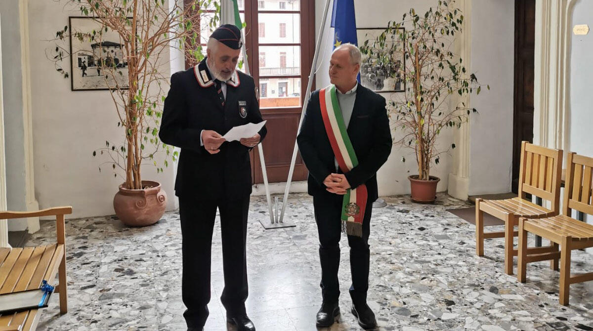 Novafeltria omaggia l'ex presidente Anc Mario Luzi dopo 15 anni di servizio - Il Brigadiere Capo Mario Luzi e il Sindaco di Novafeltria Stefano Zanchini