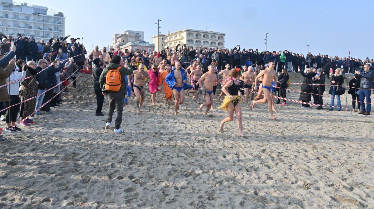 Tuffo di Capodanno, a Riccione si festeggia il 2024 in acqua -