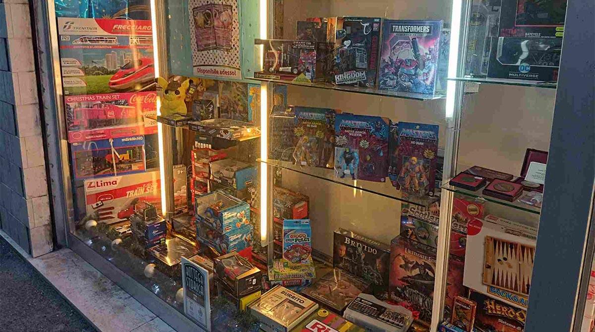 Brigliadori, lo storico negozio di giocattoli è il Babbo Natale di Rimini che resiste negli anni - Vetrina di Brigliadori