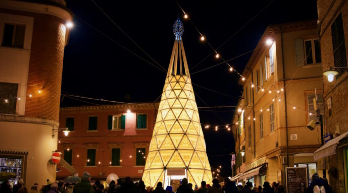 Eron regala a Santarcangelo un’opera meravigliosa per dire no a ogni violenza - L'albero a Santarcangelo