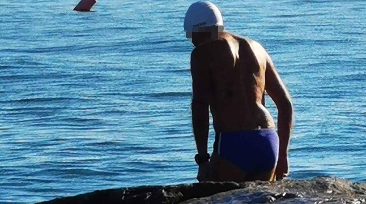 Rimini, 21 gradi a dicembre: e c'è chi fa il bagno in mare - L'uomo intento a tuffarsi il 22 dicembre nel mare di Rimini